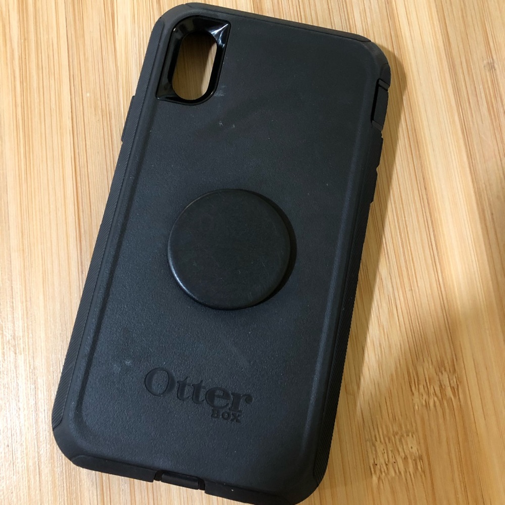 Black Otter Box (iPhone XR) *offers welcome*